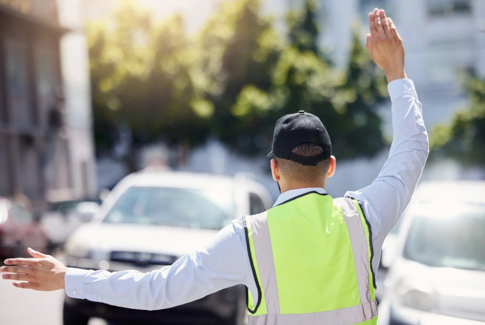 【駐車場誘導スタッフ】有名うどん店での勤務！直行直帰！